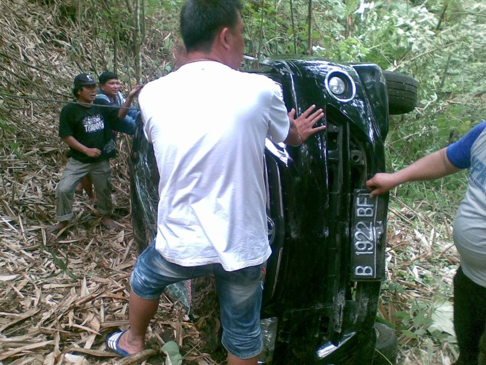 Hindari Tabrakan, Avanza Terjun ke Jurang